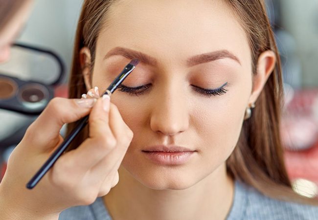 Sådan ansøger man perfekt øjenmakeup: Trin for trin guide til eyeliner